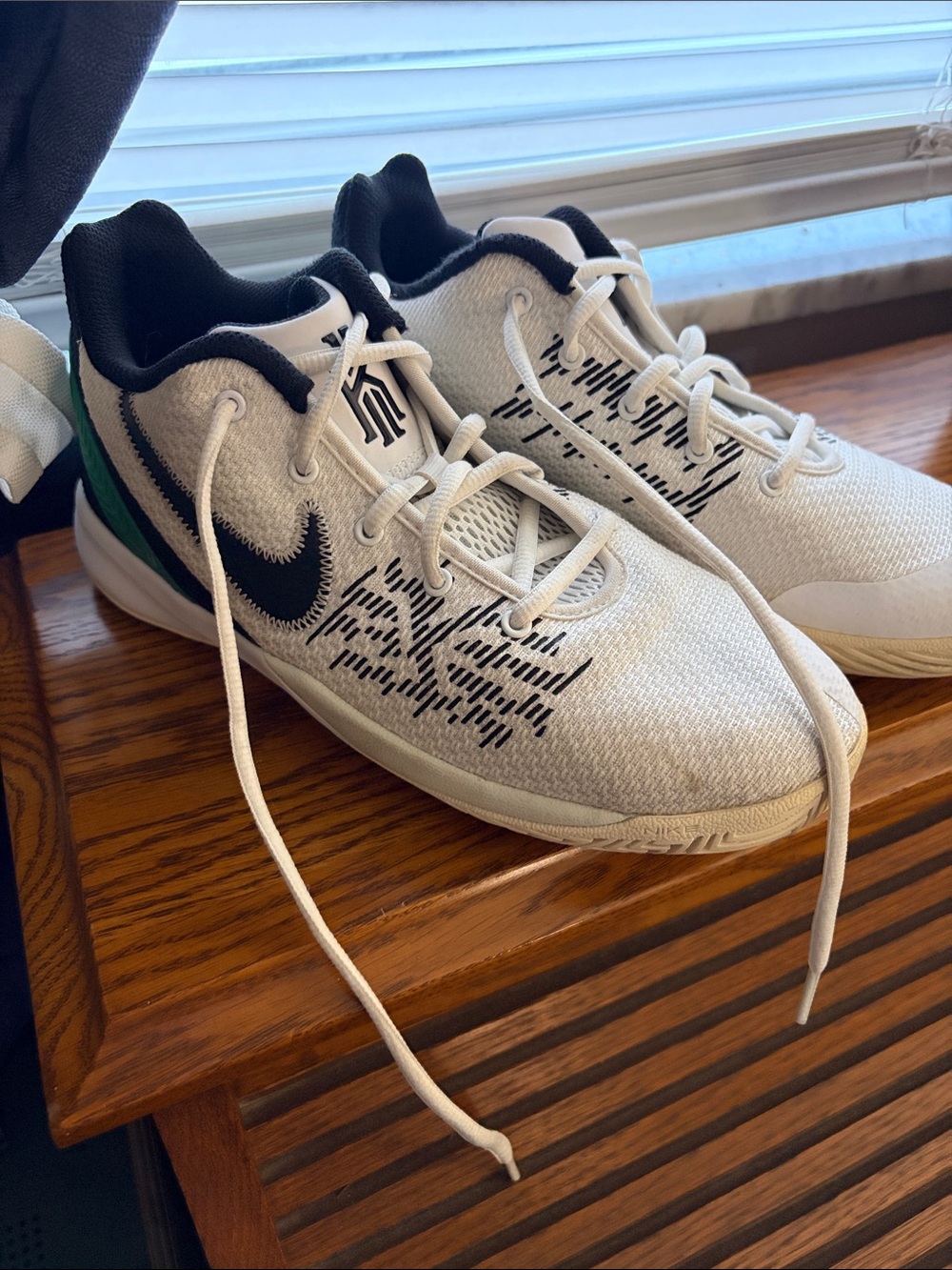 Nike Kids White, Black & Green Low-Top Sneakers